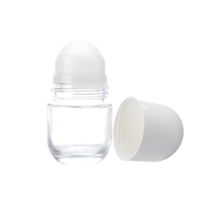 Confezione cosmetica Deodorante in vetro da 50 ml su flacone, olio profumato su flacone in vetro con sfera a rullo, rotolo su flacone in vetro